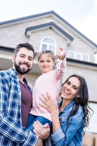 Une famille heureuse grâce à l'aide d'avocats en droits immobilier à Montréal